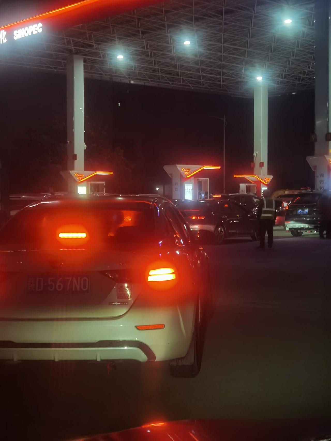 今晚到底怎么了？家门口的加油站已经排起了长龙，这个是好多年前没见过的景象，就算以