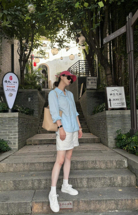 我承认蒋欣的颜值在于这一刻是真的超级抗打搭配上出行秘诀，那简直就是超级出片的一幕