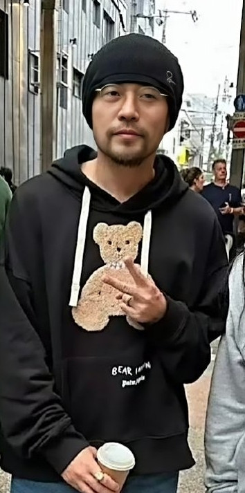 谁懂啊！看到周杰伦近况，真的又心疼又感慨！他从17岁发病，被这强直性脊柱炎纠缠2