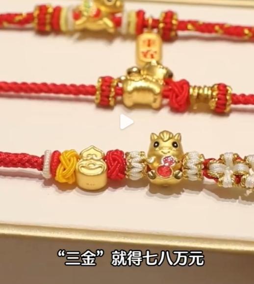 金价跌了！2月25日，周生生等品牌足金降到1564元/克，每克直降22元。有人趁