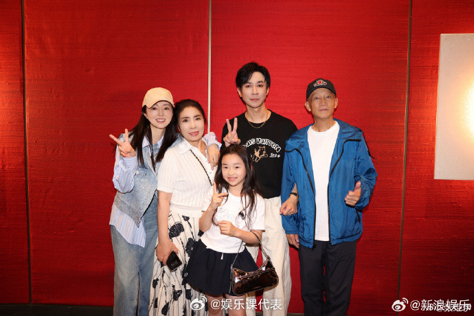 董璇张维伊小酒窝合照董璇再婚15日，在新综艺看片会上公开表示再婚。据悉，6月曾