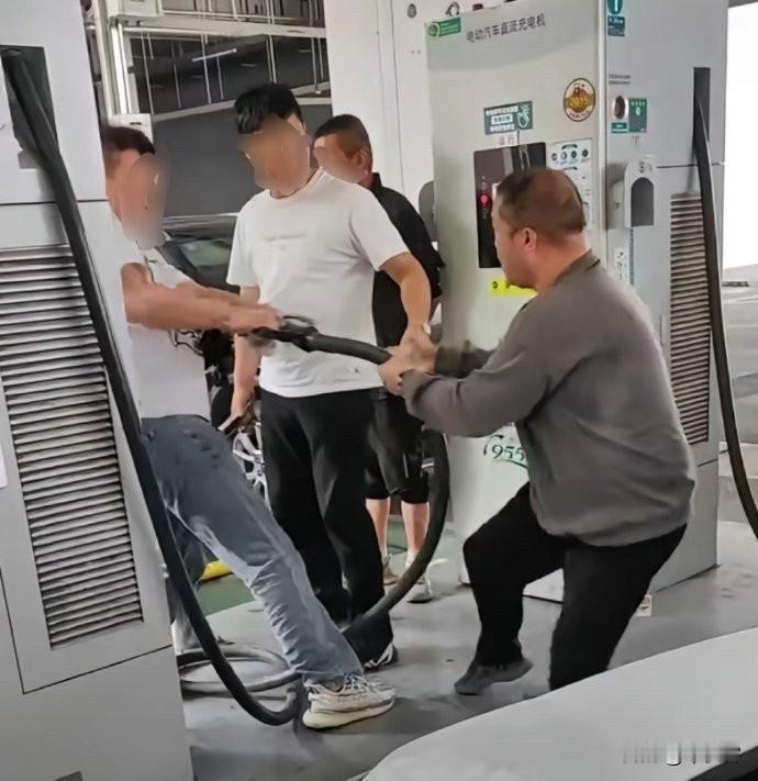 电动车取代油车就是痴人说梦，天方夜谭！拿什么取代油车？续航低？配套充电设施少