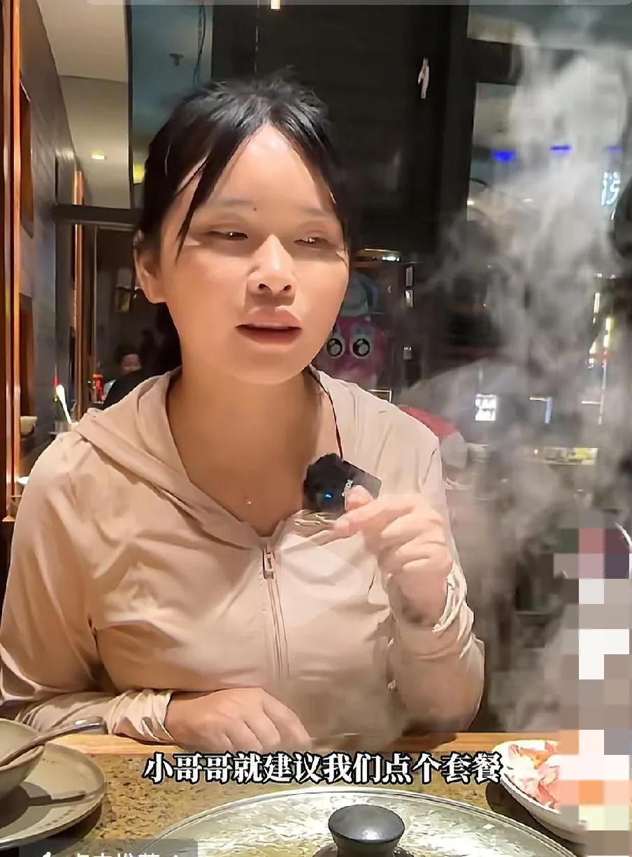 跟着地球村二花长见识了，原来在云南吃菌菇火锅有这多年讲究，饭店安全意识还挺高的。