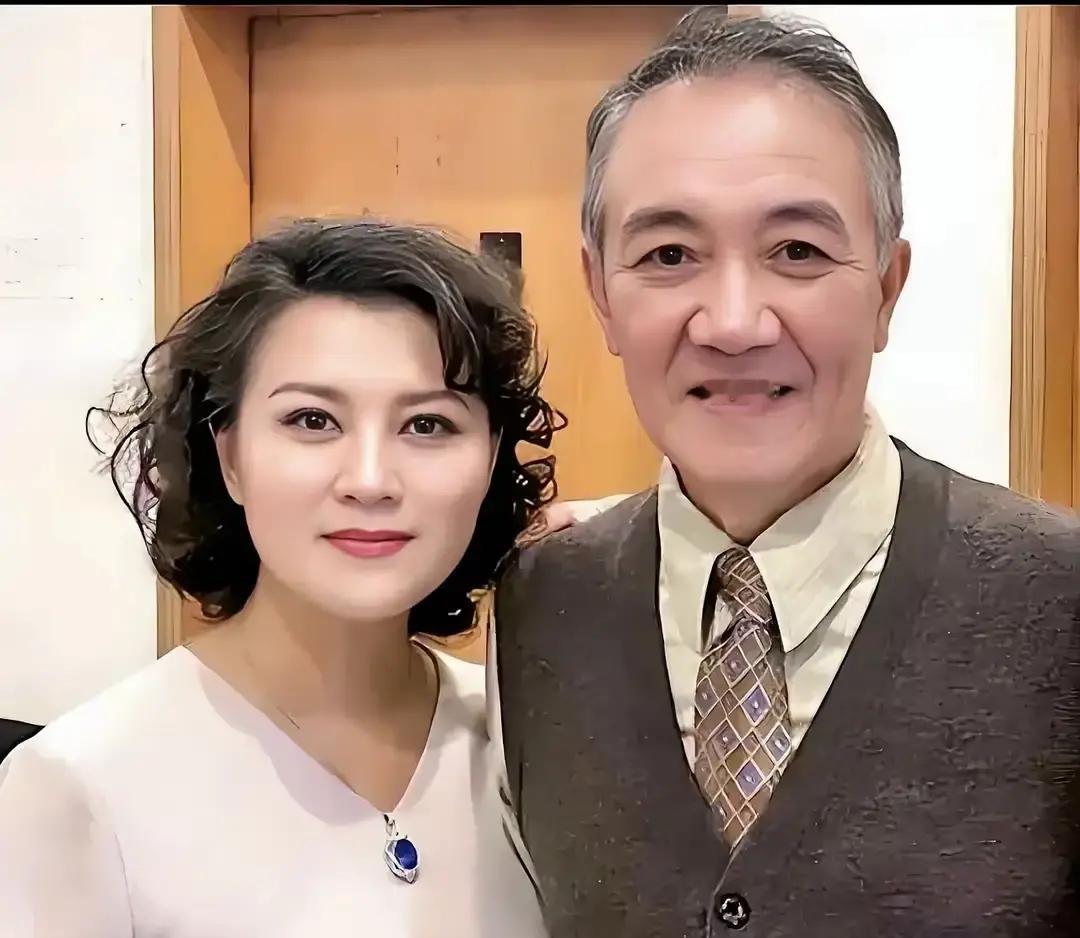 李幼斌和史兰芽一起出现在一个公开活动，现场照片刚流出就冲热搜。两人结婚快二十