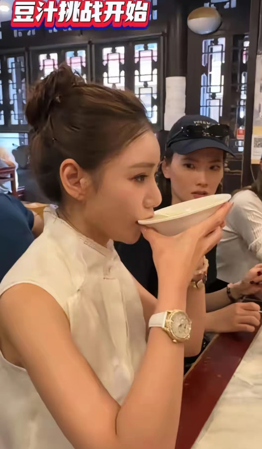马筱梅喝豆汁，眼神视死如归、喝完没表情变化，闺蜜惊成表情包！汪小菲说的没错，