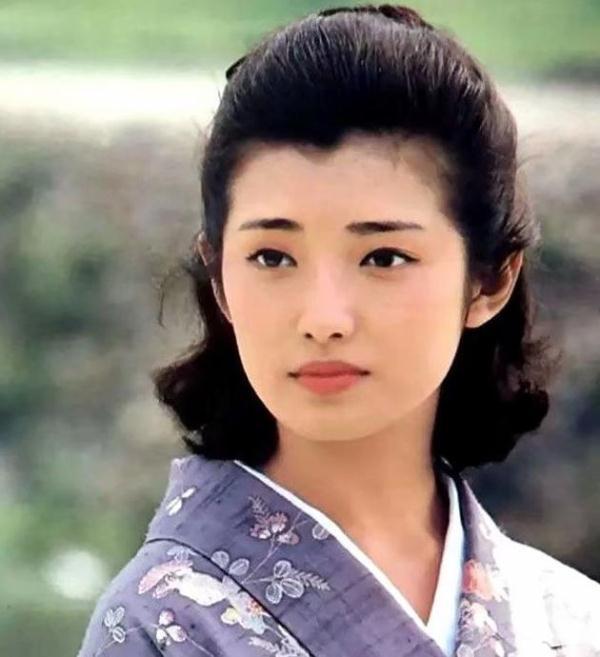 山口百惠：昭和白月光，少女的易碎之美她是皮相美人，脸蛋圆润饱满，眼尾微微下
