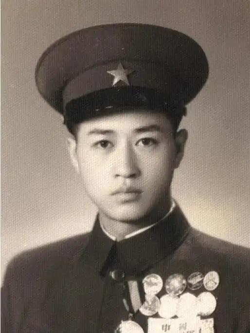 1949年11月，国民党保安第四师师长关中岳正熟睡，忽然感觉有人轻轻拍他。他猛地