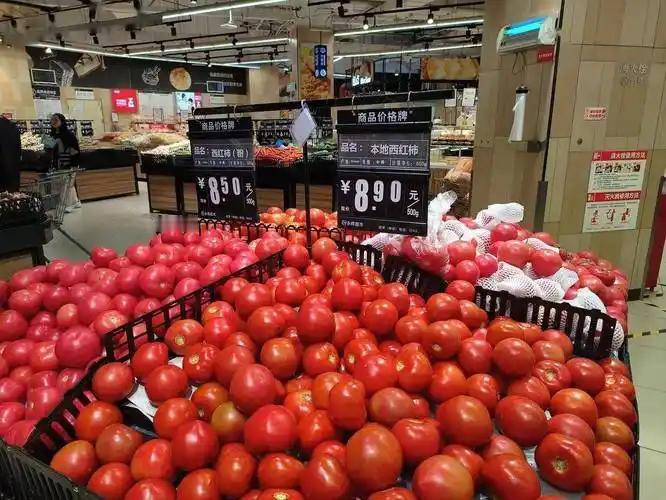 西红柿“身价”坐火箭，这波涨价谁在买单？最近逛菜市场，发现西红柿成了“金疙瘩”