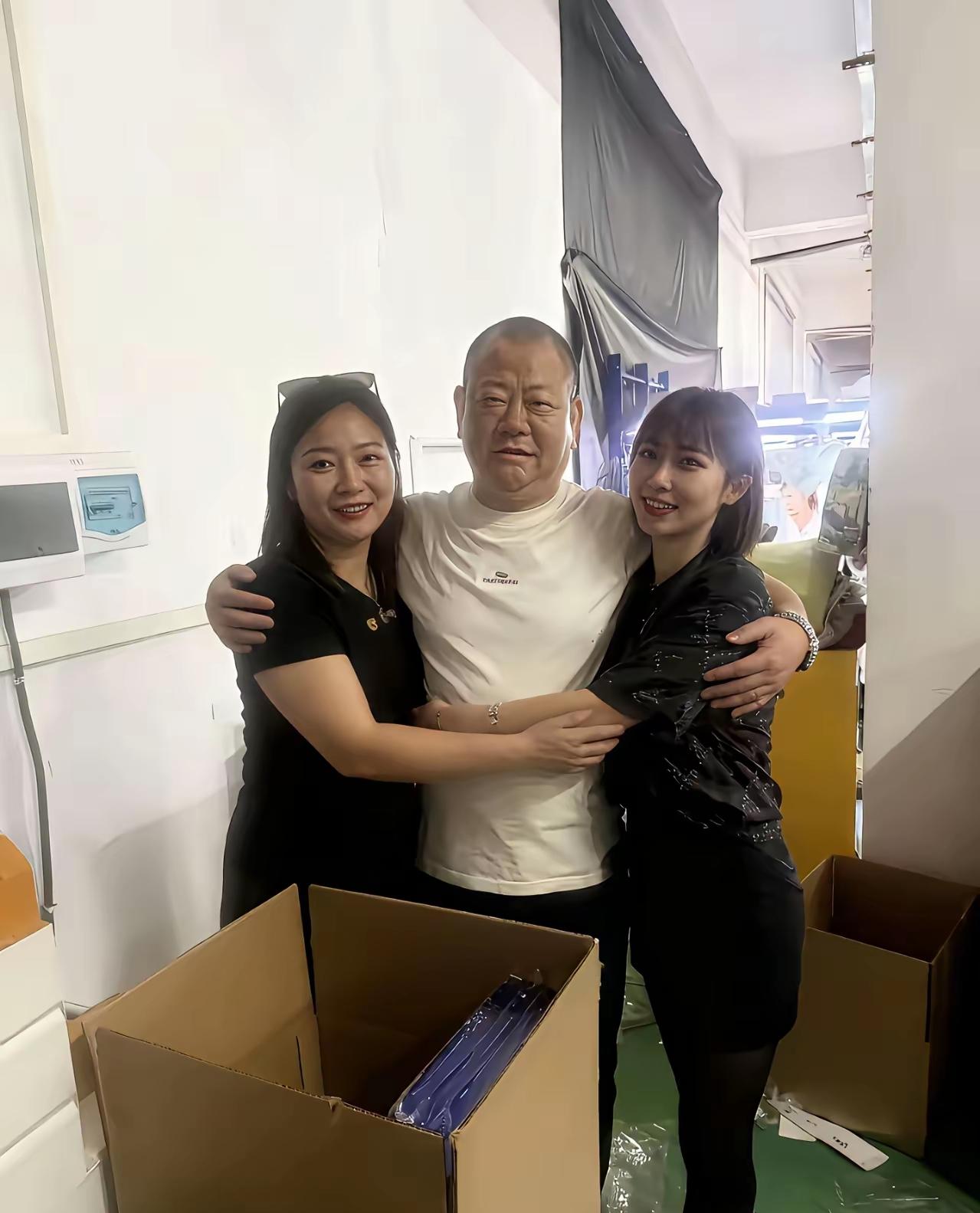 中国男人在越南做生意，被越南姐妹俩追求，这剧情跟小说似的。