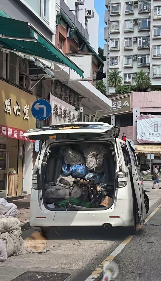 在香港阿尔法用途居然只是当装修搬运用车，真当五菱用啊[？？？]​​​