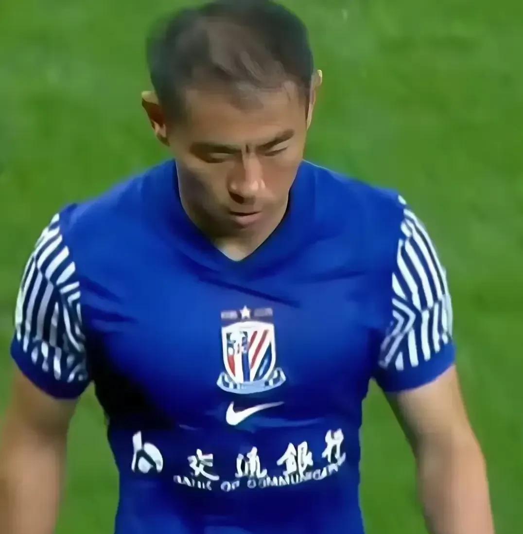 高下立判！真是一代不如一代，19岁的小将刘诚宇还不如36岁的老将于汉超踢得卖力气