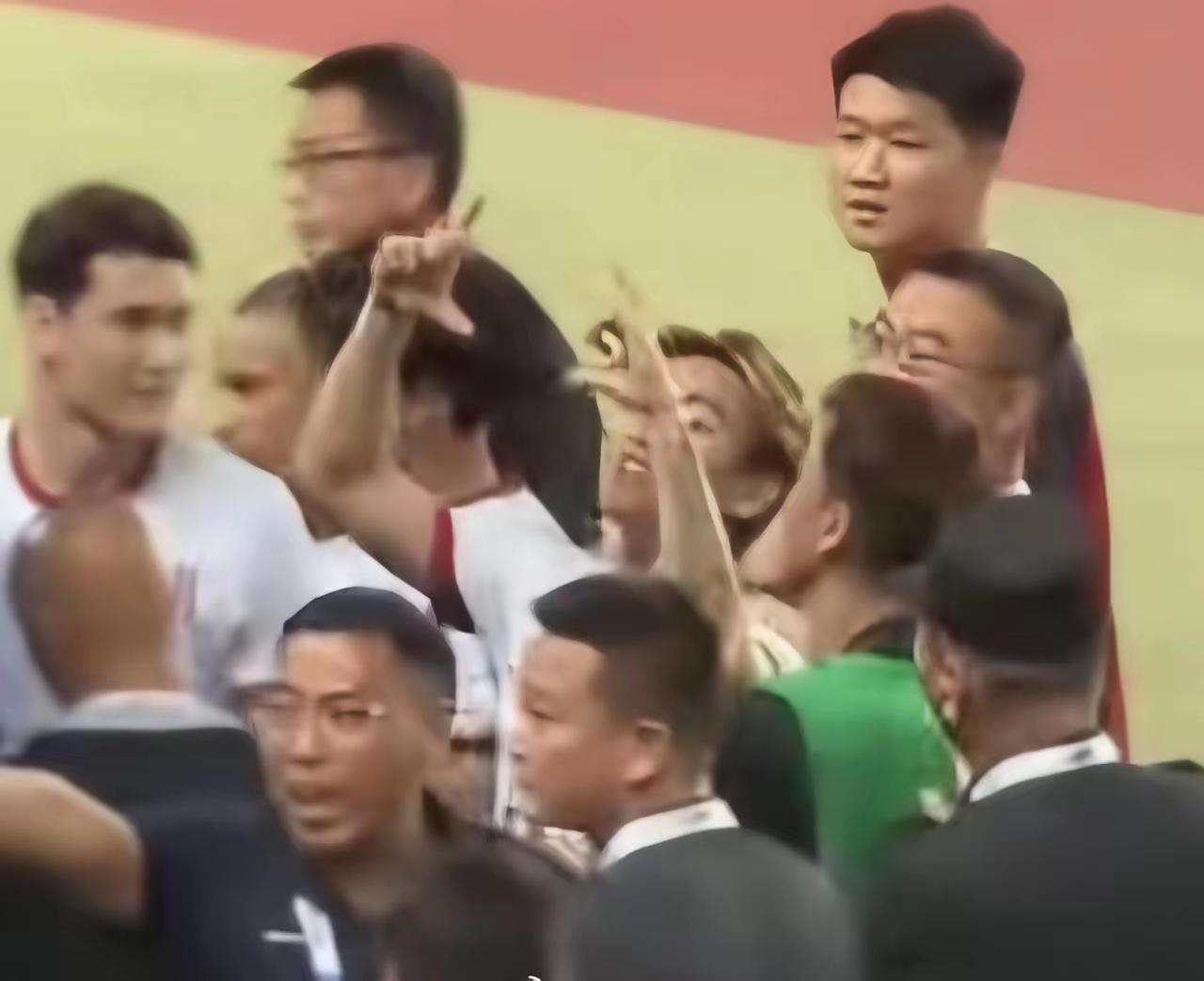 河南球迷是不是太敏感了？是不是误解了蓉城队长韦世豪的善意交流！本来韦世豪比圆的手
