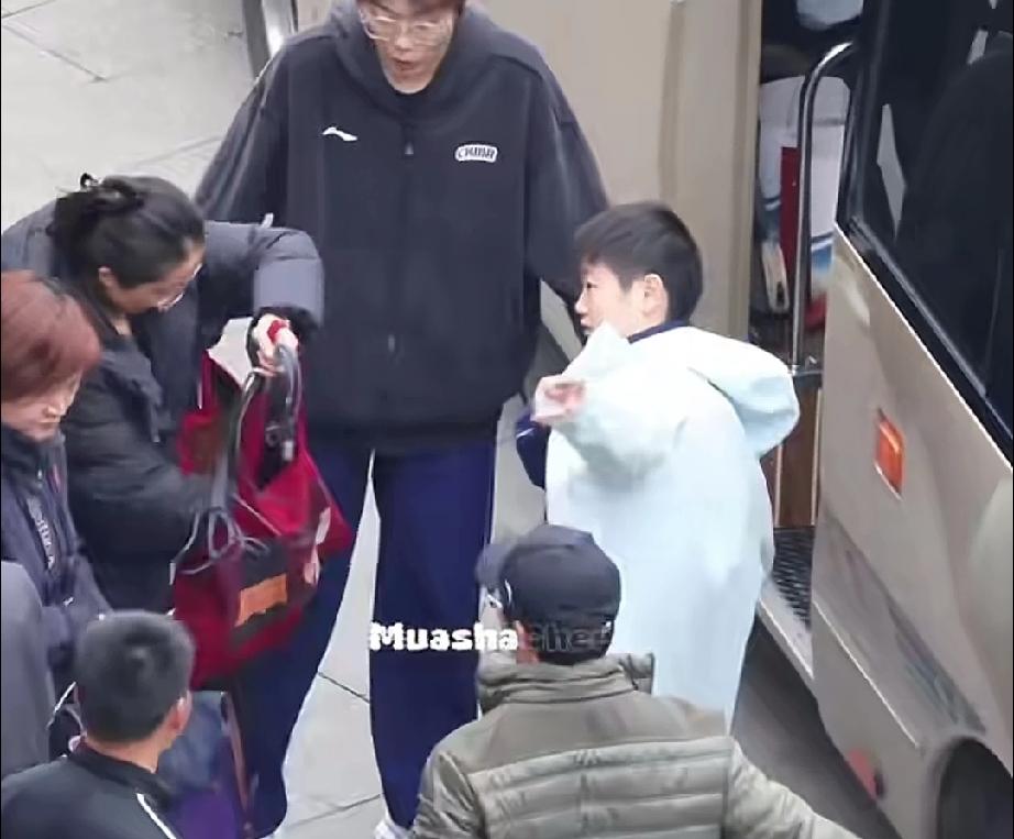 去而复返，估计只有莎莎有这个魅力吧。在重庆，本来已经上车的莎莎又被叫下来进行采