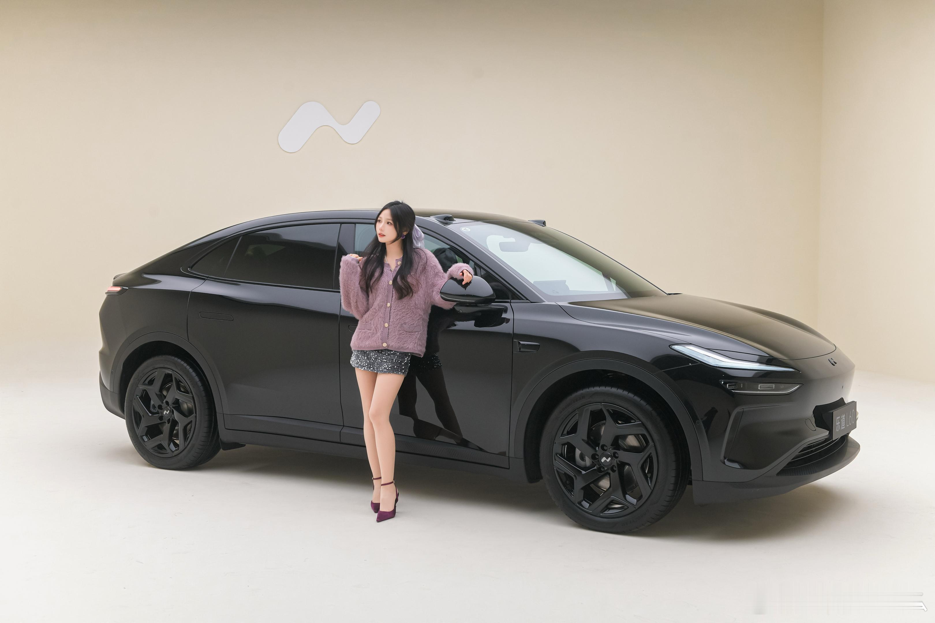 很有少年感的「黑骑士」乐道L60姐姐和弟弟一起出门安全感满满乐道L60黑骑士，限