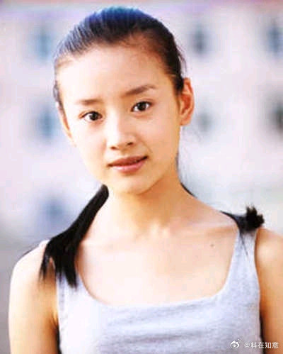 看起来天真无邪、人畜无害，其实不然董洁以清纯著名，也被网友戏称为“有颜无脑”。但