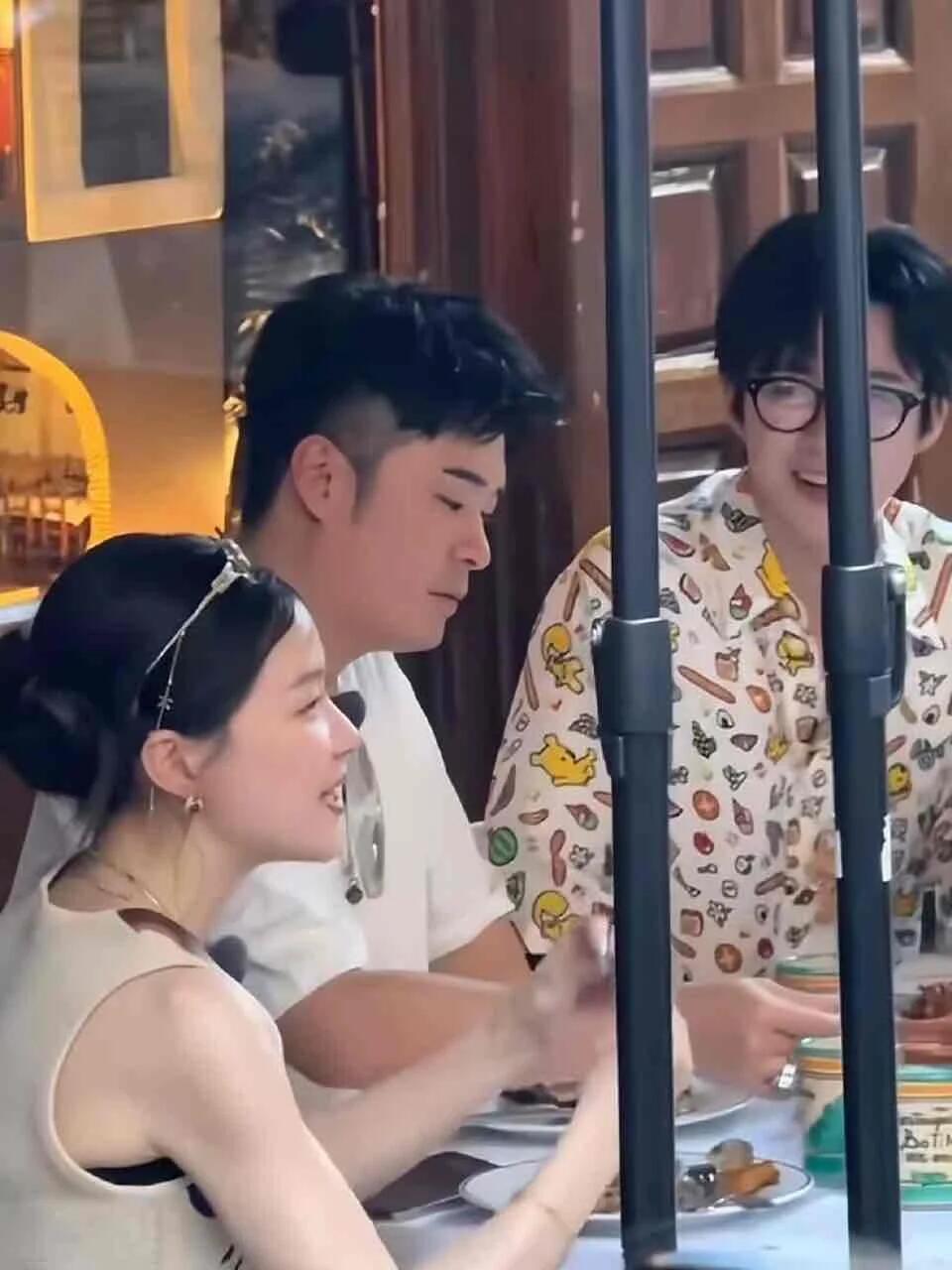不要怀疑任何一张能进娱乐圈的脸金靖私底下的生图也很美，五官很有辨识度金靖瘦成这样