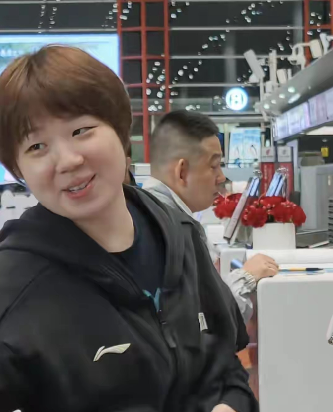 国乒又出发了，蒯曼机场笑的很开心，林诗栋黄友政温瑞博全程三人组队同行。从这两