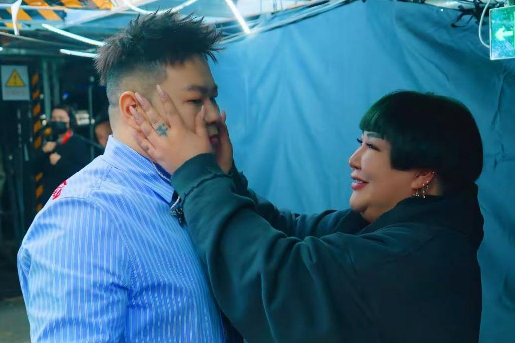 岳云鹏西安演唱会，师娘王惠的到场，可谓是备受关注。彩排，王惠台下陪伴，还给予彩排