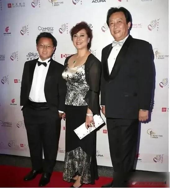 唐国强、壮丽一家三口的合影，壮丽和儿子皮肤都比较黝黑，身材健硕，但是气质不一般。