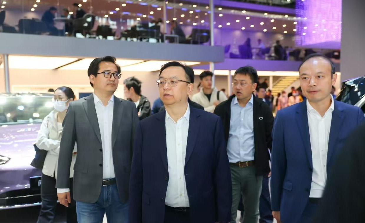 比亚迪董事长王传福低调现身问界展台，深度体验问界M9。这位新能源“一哥”的突