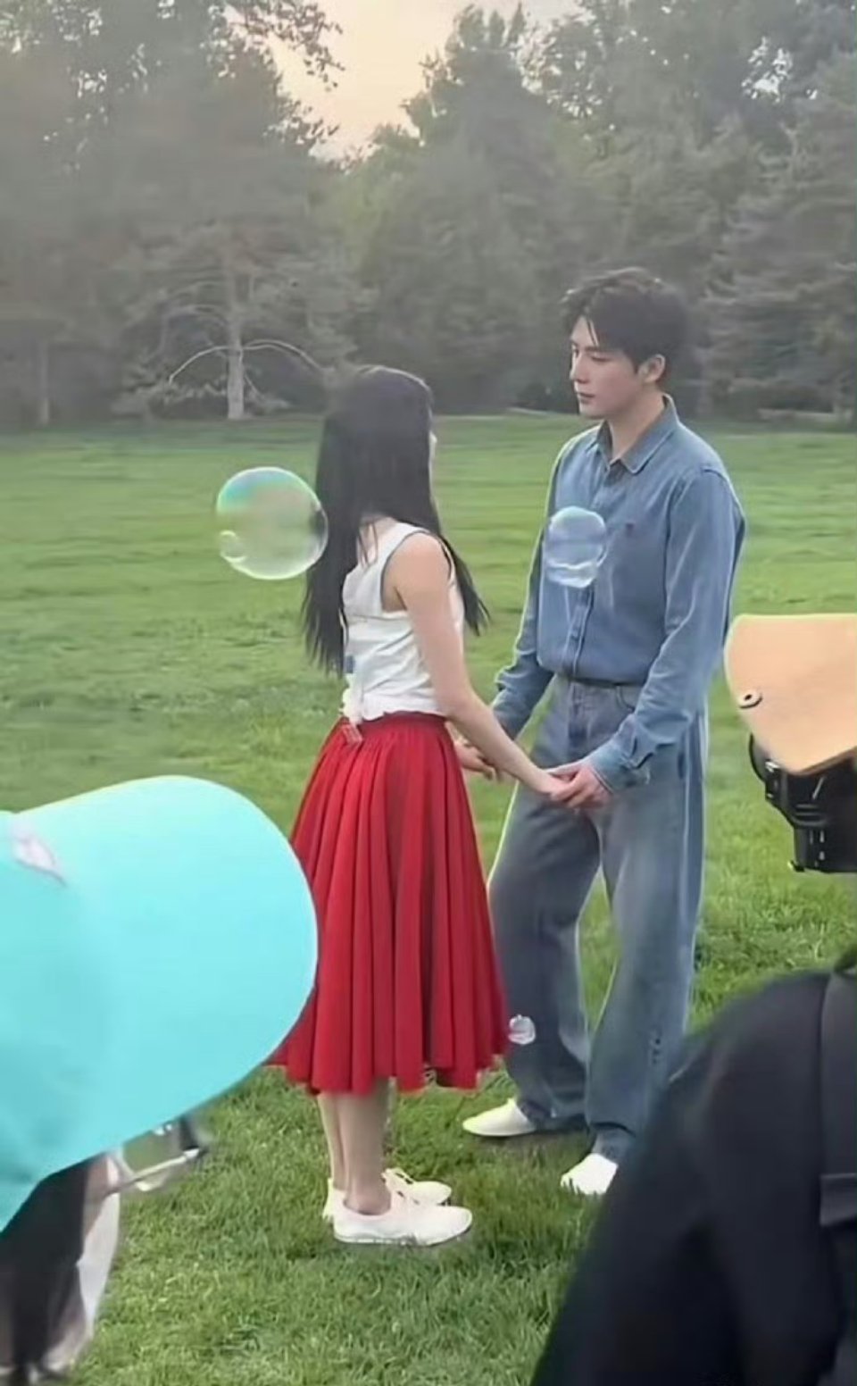 现在的内娱怎么啦，这女主瘦的紧身背心后面都得带夹子！ 