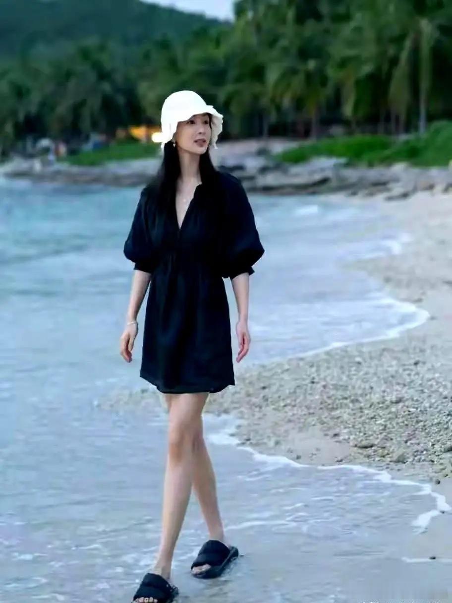 杨紫这身黑色连衣裙，直接在三亚卖断货了。刚拿完白玉兰视后，代言商务排到下个月，本