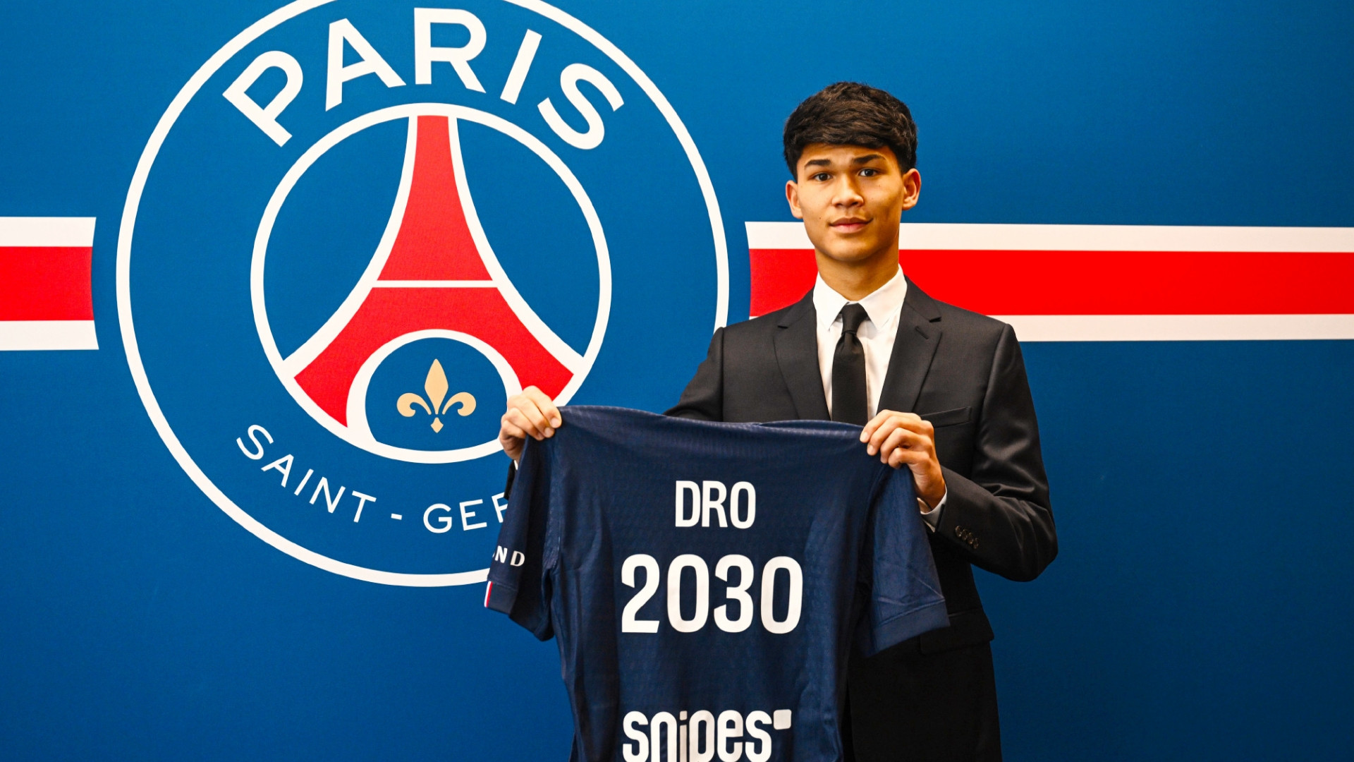 巴黎圣日耳曼签下巴萨中场德罗·费尔南德斯，双方签约至2030年，球员身披27号球