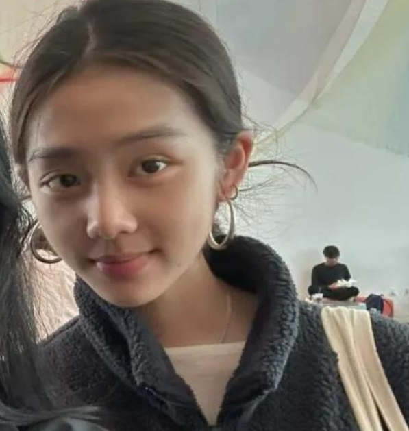 黄多多19岁上课被遇，背着帆布袋的素颜乖乖女