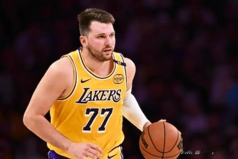 湖人今天官方公布了球队明日与灰熊比赛的伤病报告。其中后卫卢卡-东契奇(左手指