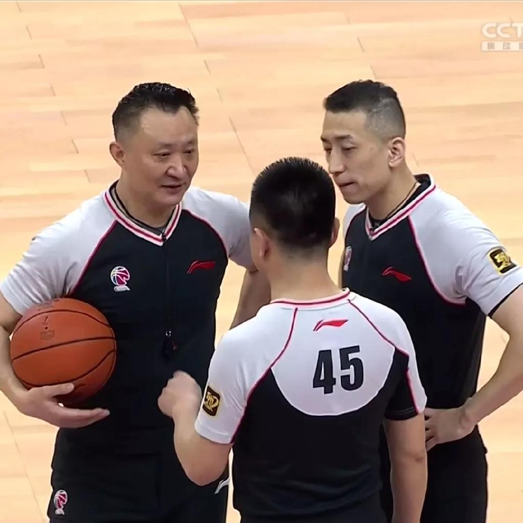 现在看来，不管你喜欢不喜欢？篮协以及CBA公司注定是要把本土裁判在总决赛使用上进