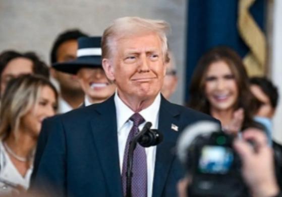 全世界都会看错一个人。这个人就是特朗普，被好多媒体塑造成一个低智、行为不正常、信