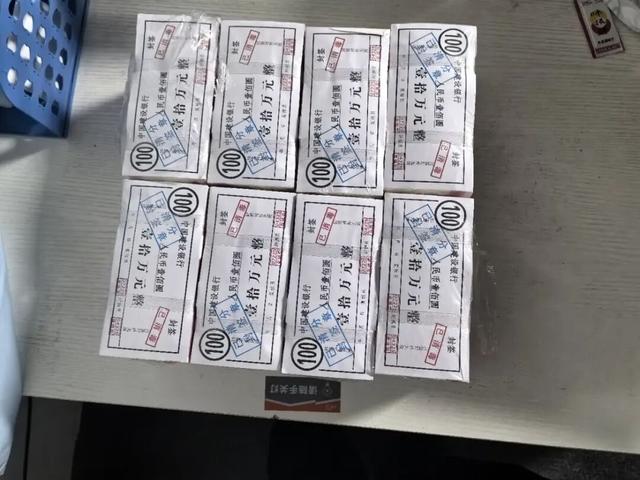 行李箱内惊现80万“现金”? 报警后拆封, 大家都乐了