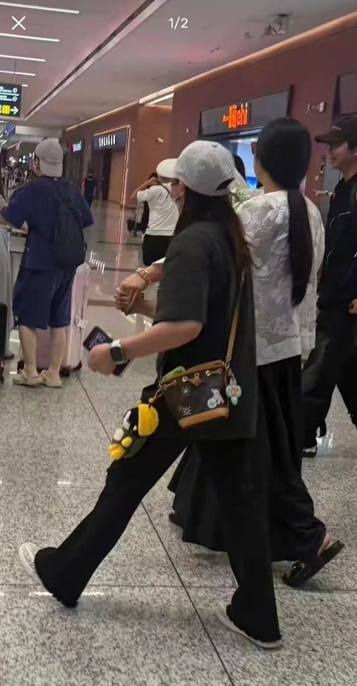 全红婵现身成都，背两万元名牌包包，个子娇小又白又瘦，长腿抢镜