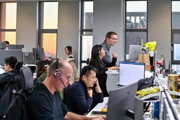 怎么证明一个公司已经烂透了？ 第一，看办公室的氛围。  办公室坐满了人，