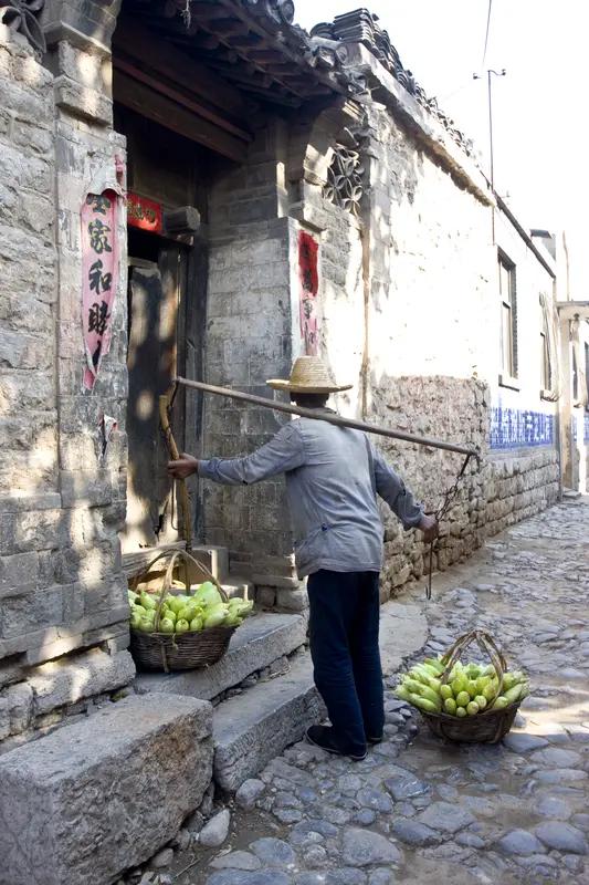 农民养老是个让人头疼的问题。过去，农民能劳动时靠自己，没劳动力了靠儿女。可现在，