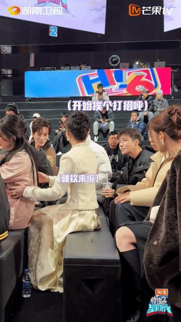 张雅钦真是杨紫的小迷妹儿！看得出，她超爱杨紫，就算跟身后的人打招呼也要时刻牵着杨