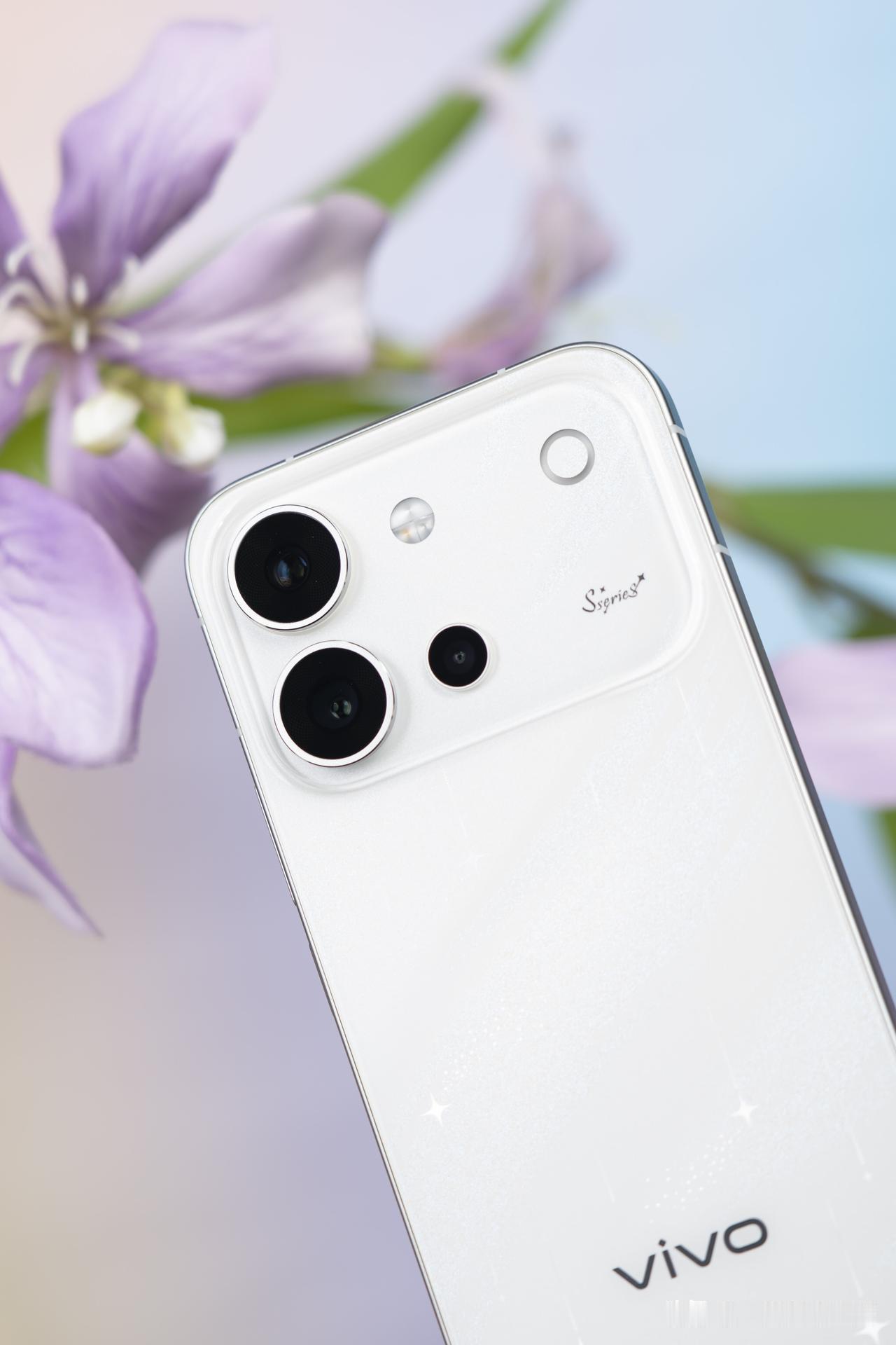 超梦幻的vivoS60「星星海」通过多重工艺，在手机背板形成钻石闪砂纹理，呈