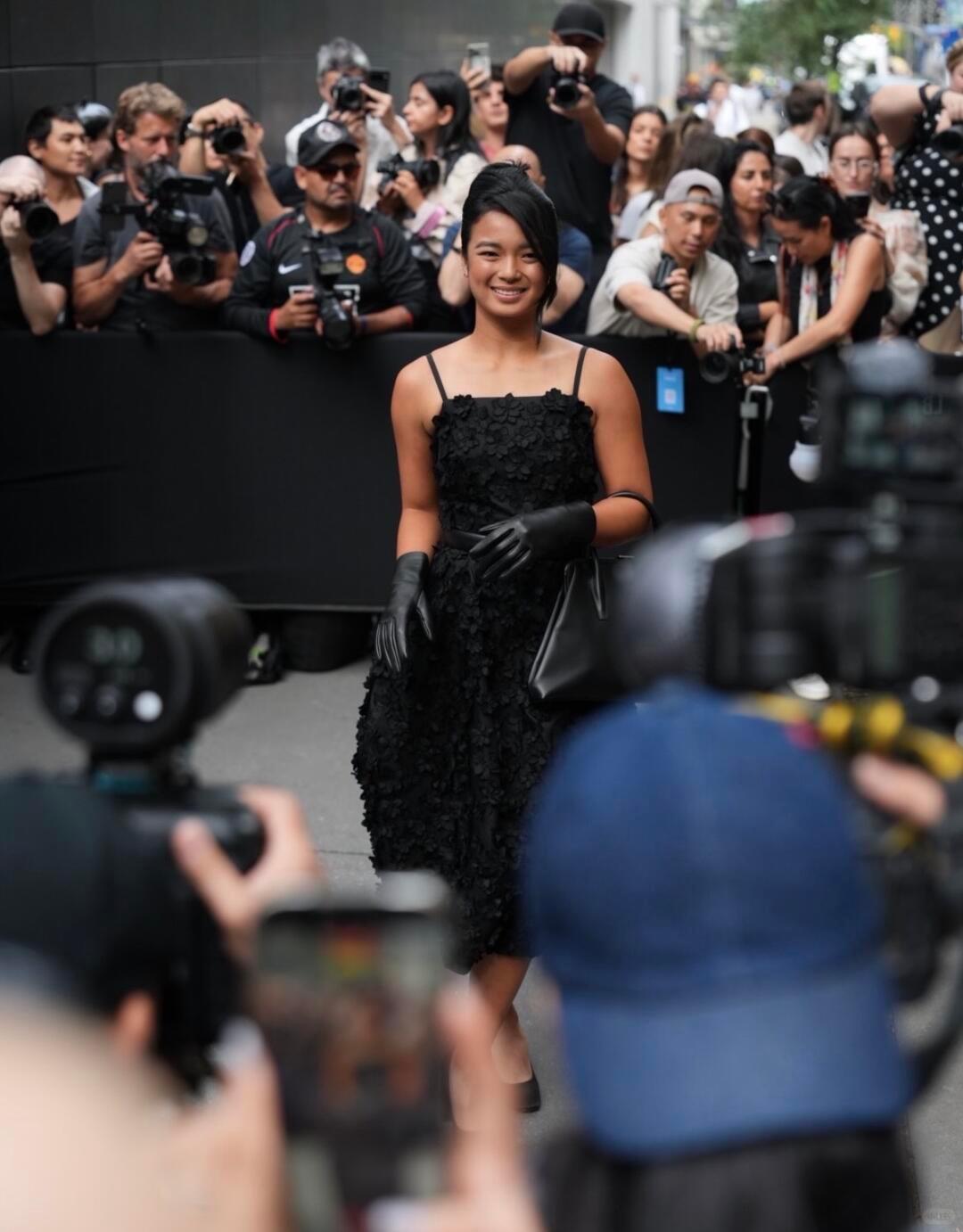 伊埃拉一袭黑衣亮相纽约时装周，并与时尚女魔头安娜・温图尔排排坐📷菲律宾一姐的时