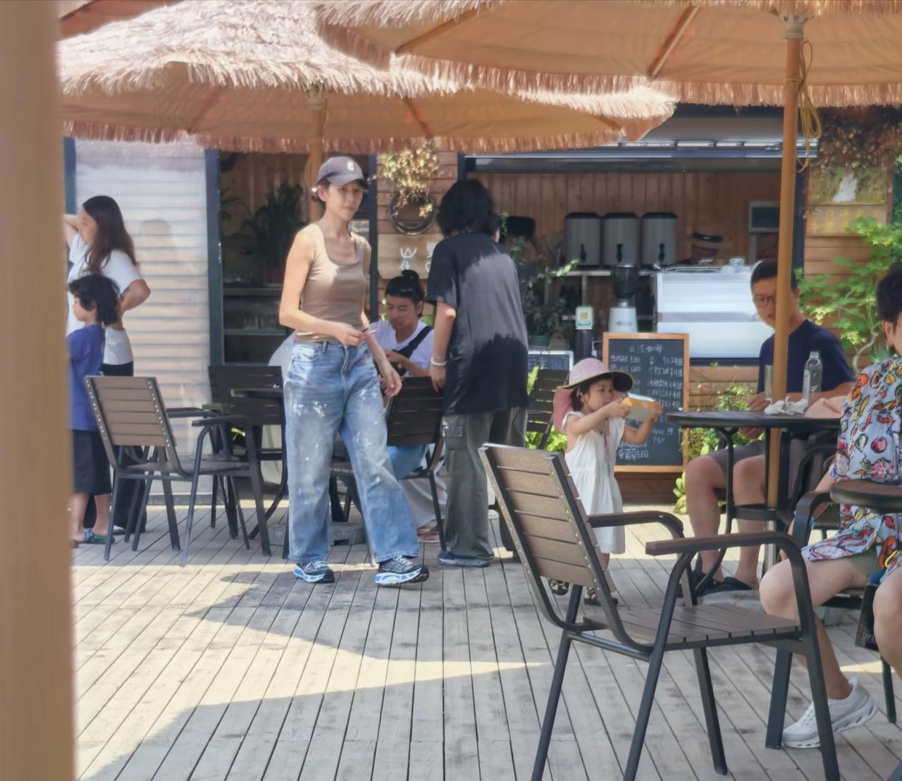 蔡少芬张晋带着孩子与父母，一大家逛到了安顺，在安顺滴水滩瀑布一家云瀑咖啡门外