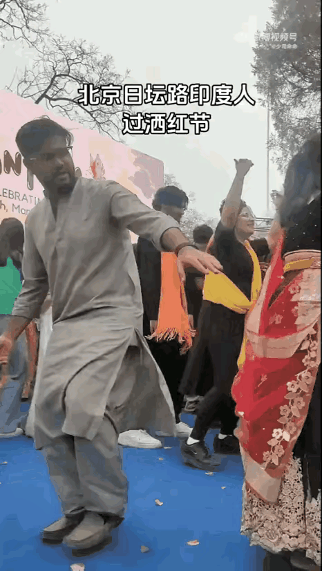 原来印度人在北京过洒红节早有预兆这些年越来越多的外国文化出现在我们身边。日坛