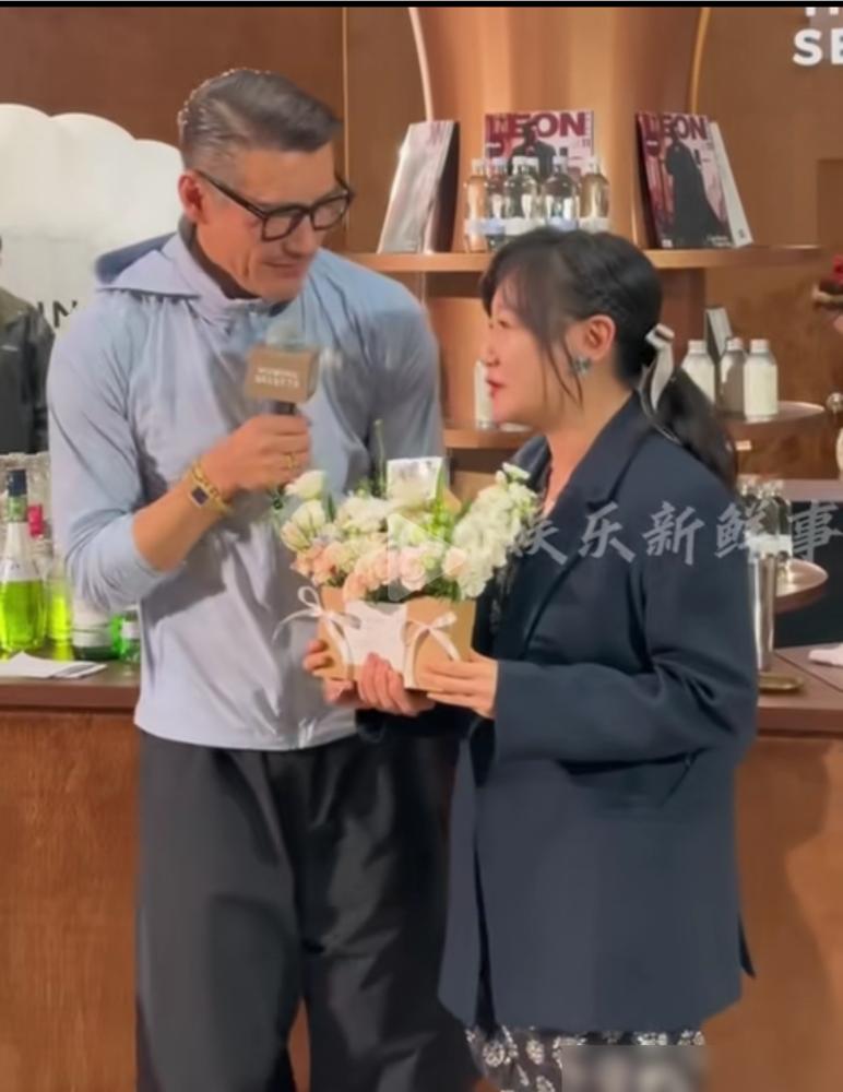 54岁胡兵与47岁薛佳凝同框，虽然只相差7岁，但明显看起薜佳凝看起要比胡兵大。