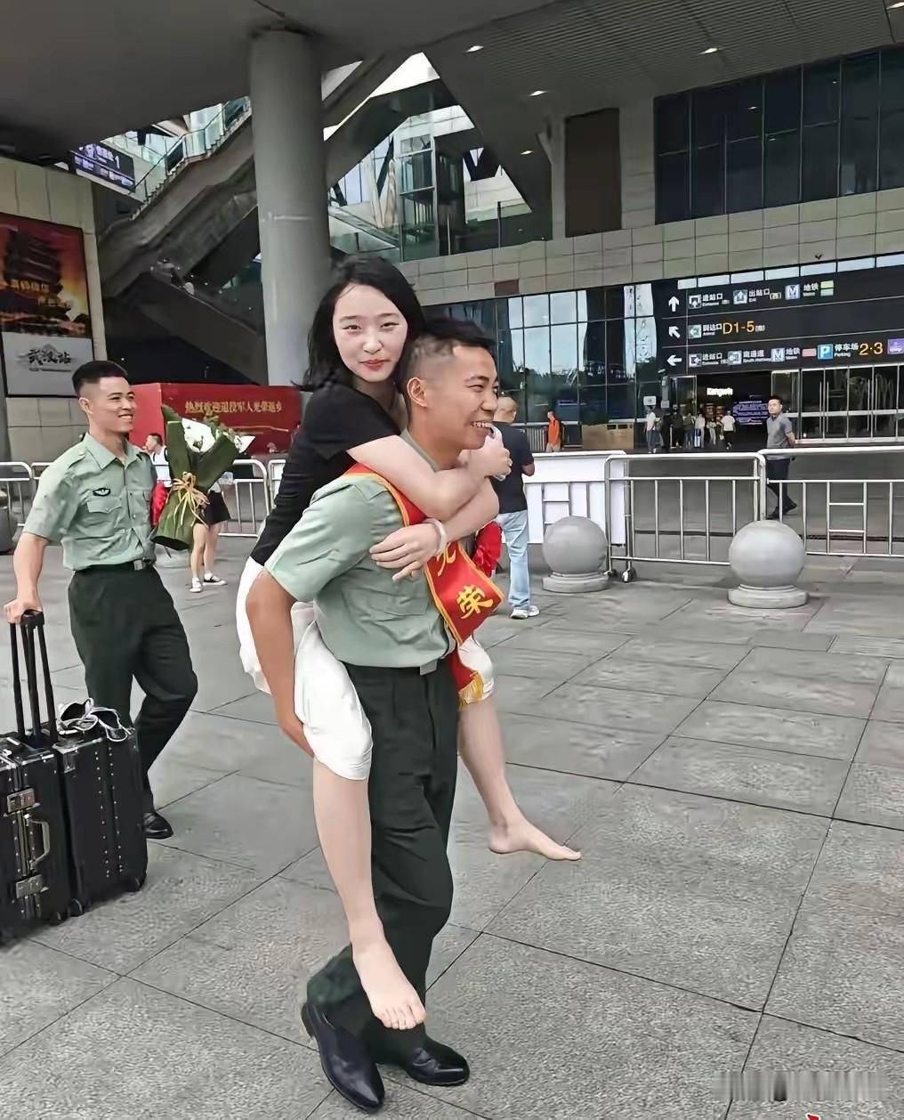 火车站暖心瞬间，退伍军人光荣返乡。出站便背起久别重逢的爱人。褪去戎装，放下守护