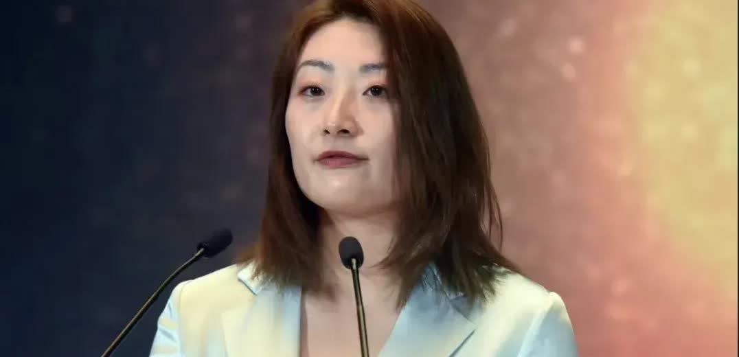明显原本的规划是嫡女接帝国，庶出享富贵，各有承诺不然早就爆雷了。导火线