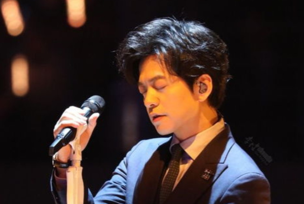 🌞一次节目中，谢霆锋要加李健微信，可是李健却说：“我手机加不了。”谢霆锋说