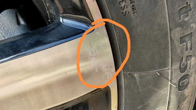 轮毂表面异常昨天洗完车发现右前轮有类似图一的东西，开始以为是磕碰到了，但是用手