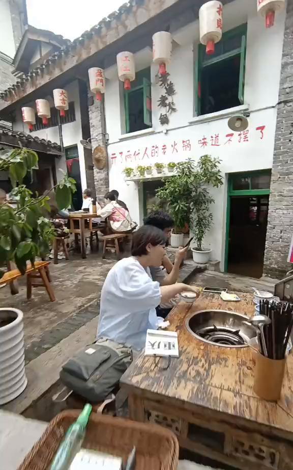 事情做绝的时候，我就不可能回头再看你一眼。一路走来，仁至义尽，早已问心无愧。