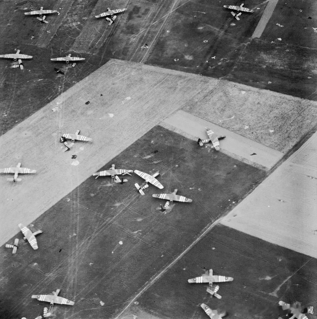 1944年6月6日，法国诺曼底，朗维尔附近，英军第六空降师的着陆区散落着废弃的降