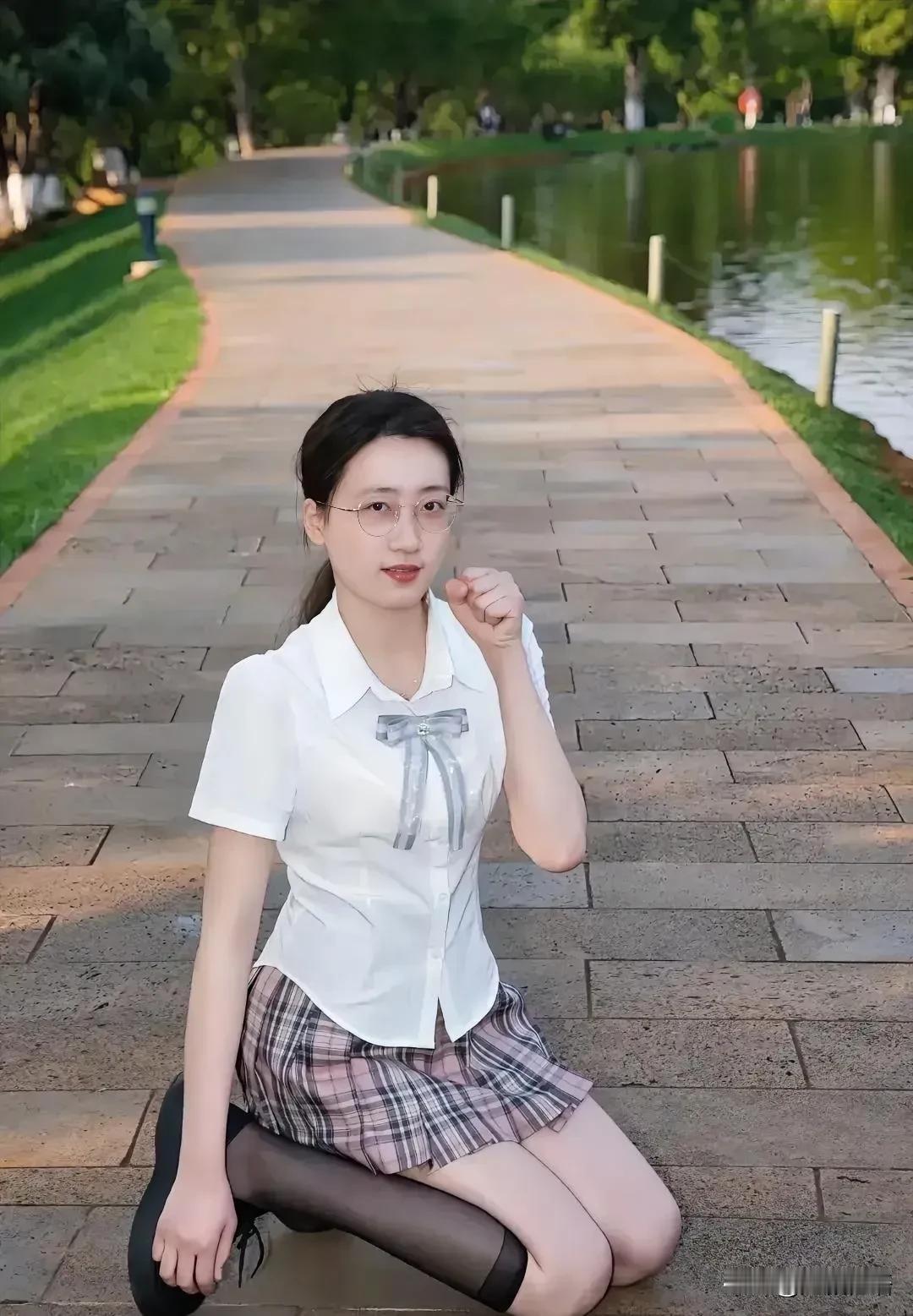 青春洋溢的校园风，少女在湖边漫步，阳光洒满笑颜。这种又纯又欲的女生应该没有几个男