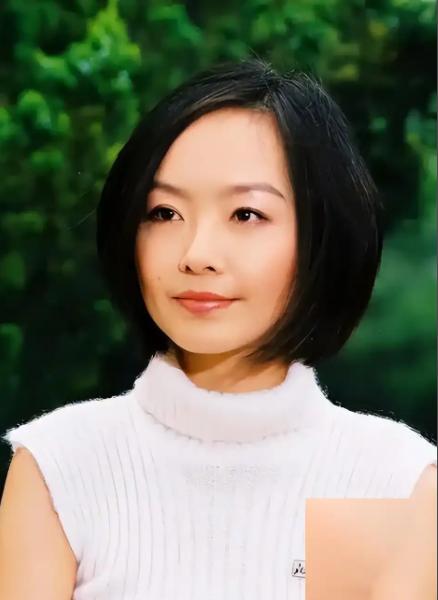 当年，央视去北京广播学院挑主持人，鲁豫长相平平站在一堆漂亮姑娘跟前很不起眼，她突