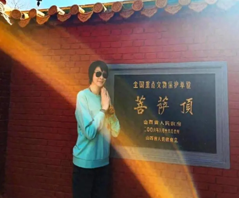 赵蕊蕊现身五台山寺庙祭拜，女排第一美女，冻龄女神，快奔50岁了，仍单身。赵蕊蕊双